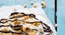 Zoet begin van de week – meringue met cacaonibs en hazelnoten
