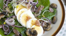Warme salade van spinazie met bacon en eieren