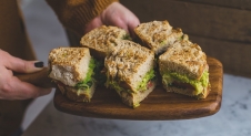 Vegan sandwich met zuurkool en avocado