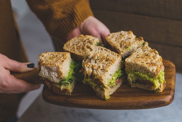 Vegan sandwich met zuurkool en avocado